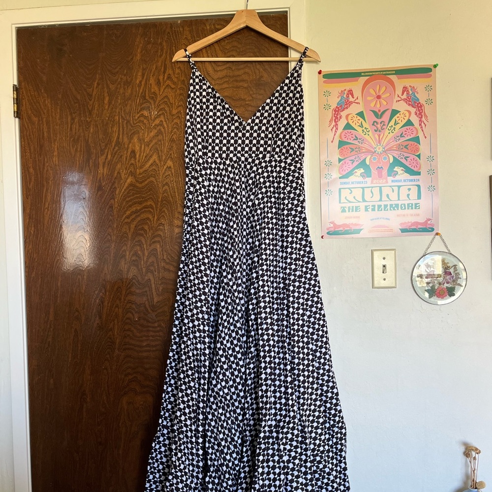 Black and White Sleeveless Maxi Sundress